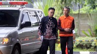 Wahyu diduga menerima uang sebesar Rp 600 juta terkait upaya memuluskan permintaan Harun Masiku untuk menjadi anggota DPR PAW.