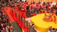 Barongsai dan liong menari di salah satu pusat perbelanjaan di Bekasi, Jawa Barat, Sabtu (18/1/2020). Pertunjukan bertajuk The Spirit Of Happiness tersebut untuk menghibur pengunjung sekaligus menyambut perayaan Imlek. Antara Foto/Risky Andrianto