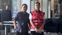 Benny Tjokro keluar gedung KPK dengan memakai rompi tahanan Kejagung. 