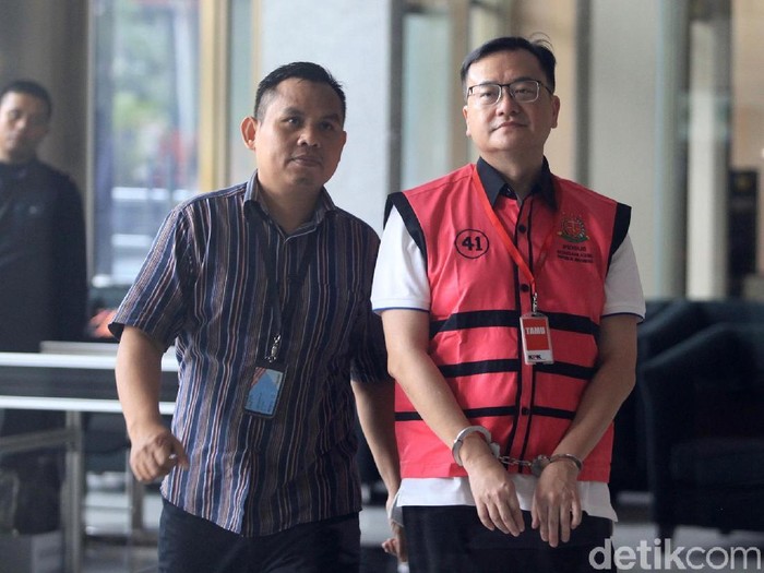 Tersangka kasus korupsi, Komisaris PT Hanson International Tbk Benny Tjokrosaputro keluar gedung KPK, Jakarta, Selasa (21/1/2020) usai menjalani pemeriksaan tim Kejaksaan Agung. Benny yang merupakan tahanan Kejaksaan Agung menjalani pemeriksaan di KPK untuk kasus dugaan korupsi pengelolaan keuangan dan dana investasi PT Asuransi Jiwasraya.