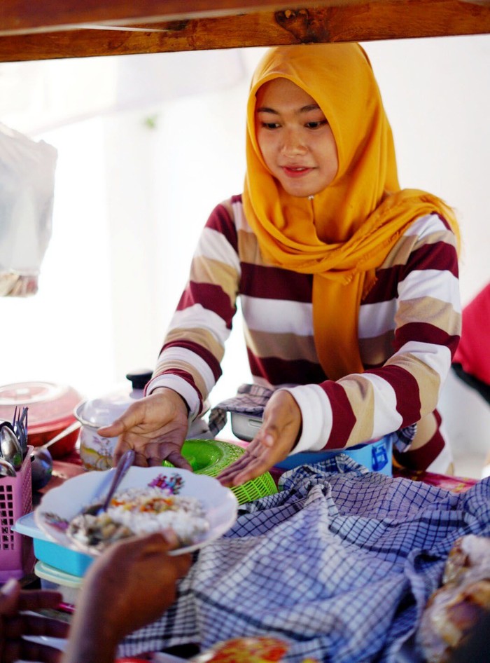 Ini Dia Sarjana Cantik Penjual  Nasi Sayur  yang Viral di Solo