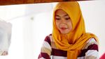 Ini Dia Sarjana Cantik Penjual Nasi Sayur yang Viral di Solo