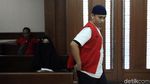 Didampingi Istri, Pria Pengancam Penggal Jokowi Jalani Sidang