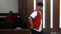 Sebelumnya, Hermawan Susanto didakwa pasal makar karena mengancam akan memenggal kepala Presiden Joko Widodo (Jokowi) saat beraksi di depan gedung Bawaslu, beberapa waktu lalu.