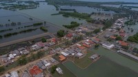 Ancaman abrasi sangat terlihat di Kampung Muara Jaya, Desa Pantai Mekar, Muara gembong, Bekasi. Pemukiman tempat tinggal warga telah terendam oleh abrasi dari air laut di utara Bekasi. ANTARA FOTO/Adeng Bustomi  