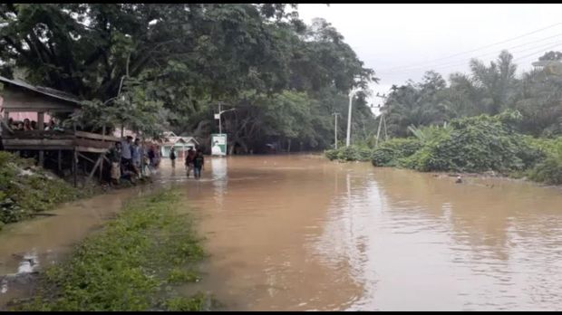  Banjir menggenangi jalan raya dengan ketinggian hingga satu meter. 