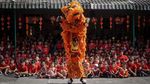 Atraksi Barongsai Hibur Anak-anak SD di Solo