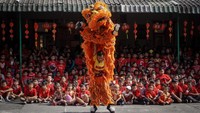 Atraksi barongsai menghibur siswa pada peringatan Tahun Baru Imlek di SD Warga, Solo, Jawa Tengah, Selasa (21/1/2020).