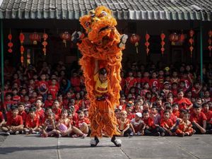 Atraksi Barongsai Hibur Anak-anak SD di Solo