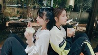 Dua member G-Friend ini bernama Sowon dan Eunha. Keduanya sedang menikmati malam mereka sambil menikmati semangkuk yogurt yang menyegarkan. Foto: Instagram @gfriendofficial