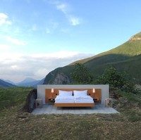 Hotel unik yang satu ini bukan hanya sebuah adegan dalam film, melainkan memang benar-benar ada di Swiss. Hotel bernama Null Stern Hotel ini tidak memiliki dinding, pntu dan atap. Hotel unik ini berlokasi di Pegunungan Graubünden. Foto: dok. Null Stern Hotel