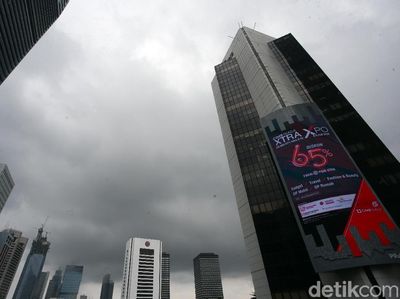 Diprediksi BMKG Diguyur Hujan, Mendung Selimuti Langit Jakarta
