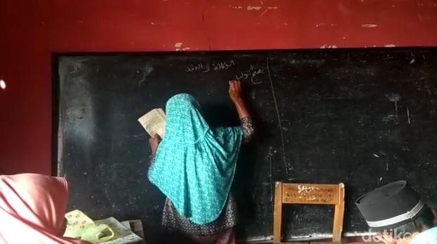 Salut! Nenek 84 Tahun di Sukabumi Ini Masih Aktif Mengajar