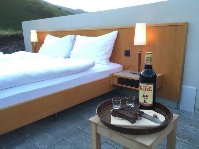 Null Stern Hotel hanya menyediakan tempat tidur yang cukup untuk dua orang, dua buah lampu tidur dan meja kecil yang dapat digunakan untuk menaruh barang-barangmu. Hotel ini juga menyediakan toilet namun jaraknya tidak bersebelahan dengan ruang tidurmu. Jika ingin ke toilet, kamu membutuhkan waktu setidaknya 10 menit untuk berjalan kaki dari tempat tidurmu. Foto: dok. Null Stern Hotel