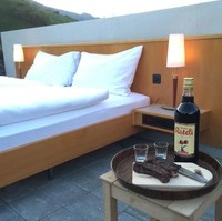 Null Stern Hotel hanya menyediakan tempat tidur yang cukup untuk dua orang, dua buah lampu tidur dan meja kecil yang dapat digunakan untuk menaruh barang-barangmu. Hotel ini juga menyediakan toilet namun jaraknya tidak bersebelahan dengan ruang tidurmu. Jika ingin ke toilet, kamu membutuhkan waktu setidaknya 10 menit untuk berjalan kaki dari tempat tidurmu. Foto: dok. Null Stern Hotel