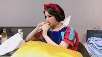 Memakai kostum Snow White, Eunha nampak imut sambil menyantap kue kesukannya. Ia merupakan salah satu vocal utama di grupnya lho! Foto: Instagram @gfriendofficial