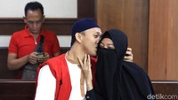 Hermawan mencium istrinya sebelum sidang.