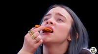 Duh, sepertinya Billie Eilish tak siap makan hot wings yang super pedas ini. Ia pun terlihat ketakutan dengan makanan yang akan disantapnya. Foto: Istimewa/Instagram