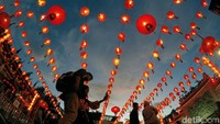 Nyala lampion menambah keindahan Klenteng See Hin Kiong, Padang, Sumatera Barat. Antara Foto/Iggoy el Fitra.