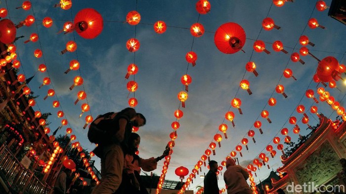 Suasana Imlek sudah terasa di sejumlah daerah di Indonesia. Vihara-vohara sudah dihias dengan lampion merah khas Imlek. Selain itu atraksi barongsai dan lion juga sudah ditampilkan.