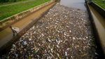 Potret Tumpukan Sampah di Pintu Air Sungai Cikeruh