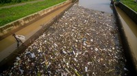Sampah tersebut menutupi permukaan Sungai Cikeruh. Antara Foto/Raisan Al Farisi.