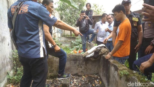 Dua eksekutor itu juga membakar baju dan sepatu.