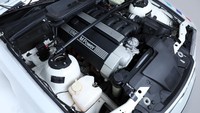 Di balik kapnya, BMW E36 M3 Lightweight menggendong mesin 3.0 liter enam silinder segaris. Tenaganya mencapai 240 daya kuda dengan torsi maksimal 305 Nm. Foto: Barrett-Jackson