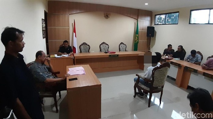 Jaksa menuntut ZL (17), pelajar yang membunuh begal dengan hukuman pembinaan di Lembaga Kesejahteraan Sosial Anak (LKSA) selama satu tahun. Tuntutan dibacakan Kristiawan selaku Jaksa Penuntut Umum (JPU) dalam sidang pembacaan tuntutan di Pengadilan Negeri (PN) Kepanjen, Malang.
