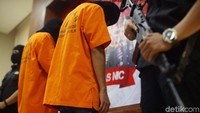 Dua tersangka berinisial DN alias AH (32) dan SB alias KB (34) ditunjukan dalam jumpa pers di Gedung Bareskrim Polri, Jakarta Selatan, Selasa (21/1/2020).