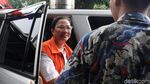 Senyum Agustiani Tio Sebelum Diperiksa KPK