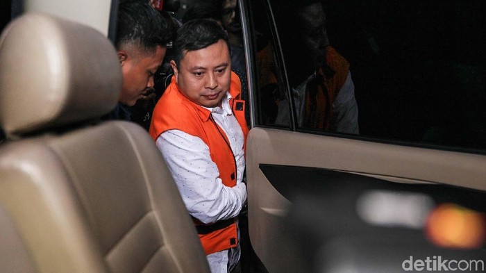 Tersangka kasus suap PAW anggota DPR RI, Saeful Bahri menjalani pemeriksaan di gedung KPK. Usai diperiksa, Saeful tampak tertunduk lesu.
