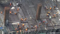 Namun para buruh menolak sistem pengupahan yang ada dalam draf RUU tersebut. Menurut mereka, sistem pengupahan nantinya akan diubah menjadi perhitungan jam. Jika pekerja bekerja kurang dari 40 jam seminggu berpotensi mendapatkan gaji di bawah upah minimum.