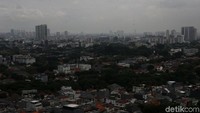 Cuaca mendung pun terlihat di sejumlah kawasan di Jakarta, salah satunya di Jalan MH Thamrin, Jakarta Pusat.