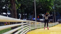 Seorang warga bermain sepatu roda di salah satu sisi Taman Puring yang telah selesai direvitalisasi.