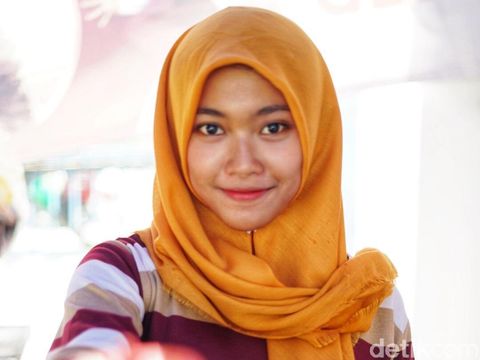 Lagi Viral! Sarjana Cantik Penjual Nasi Sayur di Solo