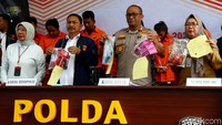 Tersangka R berperan sebagai mami dan yang memiliki kafe itu. R berperan memaksa anak di bawah umur melayani para tamu dengan bayaran Rp 150 ribu sekali melayani 1 tamu. Untuk tersangka A juga berperan sebagai mami di kafe ini. Sedangkan tersangka D dan TW bertugas mencari anak-anak di bawah umur untuk dijual ke mami.