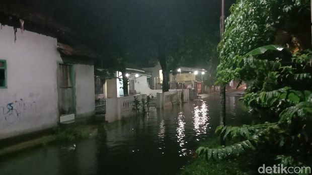 Banjir Genangi Permukiman di Kudus Petang Ini