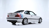 Semua mobil BMW E36 M3 Lightweight Paul Walker ini hadir dengan cat Alipne White II, dan empat dari kelimanya mendapatkan grafis kotak-kotak ala bendera chequered di balapan. Foto: Barrett-Jackson