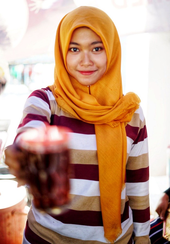 Ini Dia Sarjana Cantik Penjual  Nasi Sayur  yang Viral di Solo