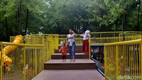 Tak hanya dilengkapi dengan berbagai fasilitas penunjang untuk anak-anak bermain, lokasi taman yang dikeliling pepohonan juga membuat suasana di kawasan tersebut nampak asri.