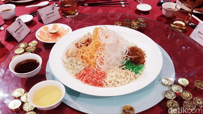 Hidangan Imlek yang memiliki makna mendalam, ikan bandeng dan mie panjang umur.