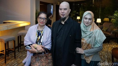 Didampingi Mulan Jameela, Ahmad Dhani Saksikan Film Al Ghazali
