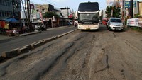 Begini penampakan Jalan HM Joyomartono yang rusak parah di Bekasi, Jawa Barat.