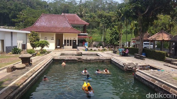 Ukuran kolam yang atas (besar) yakni 12 x 8 dengan kedalaman 2 meter, kemudian kolam yang bawah ukuran 7 x 8 meter dan kedalaman 1,5 meter (Eko Susanto/detikcom) Ukuran kolam yang atas (besar) yakni 12 x 8 dengan kedalaman 2 meter, kemudian kolam yang bawah ukuran 7 x 8 meter dan kedalaman 1,5 meter (Eko Susanto/detikcom)