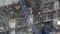 Pekerja menyelesaikan pembangunan gedung bertingkat di kawasan Jalan Jenderal Sudirman, Jakarta, Selasa (21/1/2020).