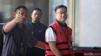 Benny Tjokro keluar gedung KPK usai menjalani pemeriksaan.