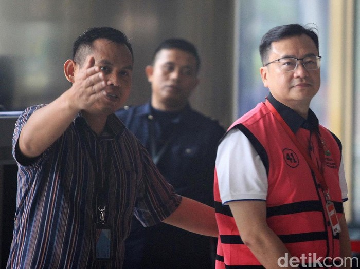 Tersangka kasus korupsi, Komisaris PT Hanson International Tbk Benny Tjokrosaputro keluar gedung KPK, Jakarta, Selasa (21/1/2020) usai menjalani pemeriksaan tim Kejaksaan Agung. Benny yang merupakan tahanan Kejaksaan Agung menjalani pemeriksaan di KPK untuk kasus dugaan korupsi pengelolaan keuangan dan dana investasi PT Asuransi Jiwasraya.
