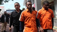 Belasan Warga Negara Asing (WNA) digiring petugas Imigrasi Jakarta Barat, Selasa (21/1/2020).