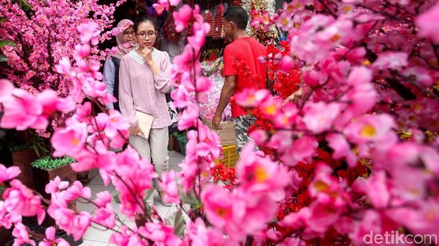 Bunga Meihua jadi salah satu pernak-pernik sambut Imlek yang banyak diburu warga. Bunga hias itu dijadikan sebagai pemanis ruangan untuk sambut tamu saat Imlek.